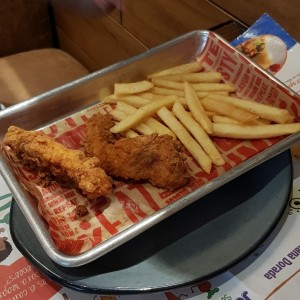 Deditos de pollo con papas fritas. Kids meal