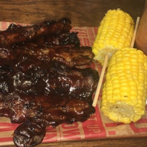 Riblets con Salsa Barbacoa y Mazorca