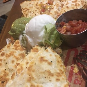 Mucha quesadilla de pollo 