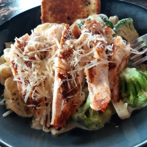 Chicken & Broccoli Alfredo Pasta