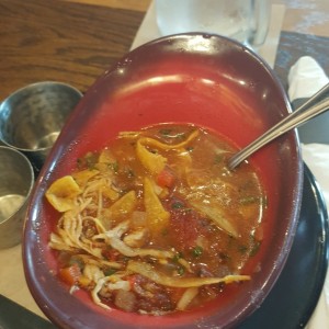 Sopa de pollo y nacho