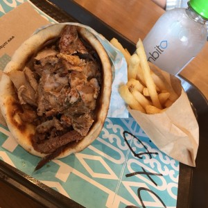 Gyro en Pan Pita de Carne Angus y Pollo