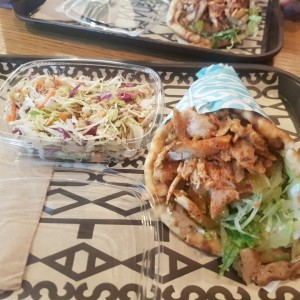 Gyro de pollo con ensalada de repollo mixto