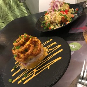 causa de ceviche con calamares fritos y Mr.Loco