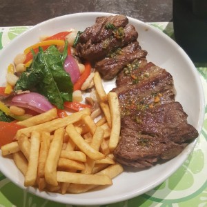 churrasco con vegetales salteados