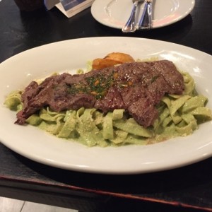 churrasco con pasta verde