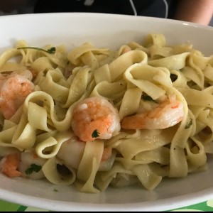 pasta blanca con camarones 