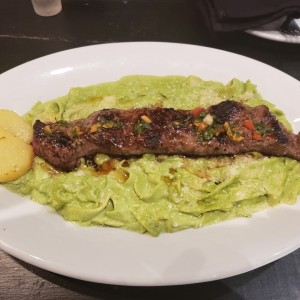 churrasco de lomito y pasta al pesto