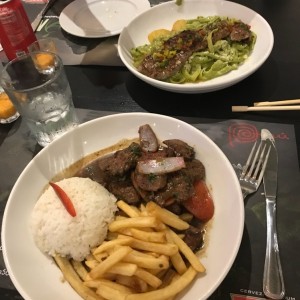 lomo saltado y tallarines verde con churassco