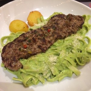 Tallarines verdes con churrasco