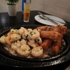 camarones al ajillo con yuca