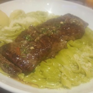 Churrasco con Fettucini en salsa pesto