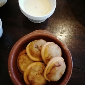 Raviolis fritos de mariscos con salsa 4 quesos