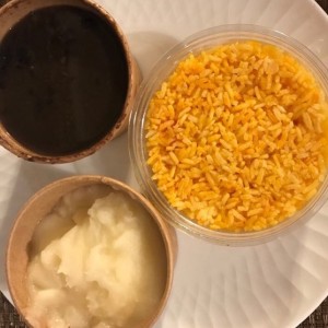 Frijoles negros, Yuca al mojo, Arroz amarillo