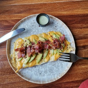 Huevos queso cheddar aguacate y bacon sin la tostada 