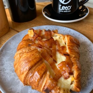 croisant con huevo, extra queso y tocino