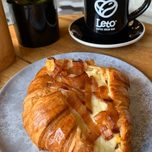 croisant con huevo queso y tocino