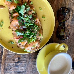 Toast de salmon y aguacate