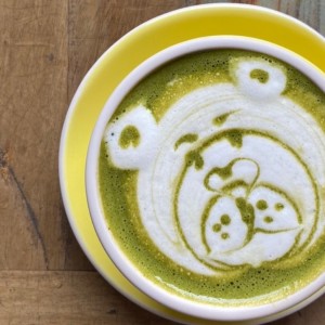 Matcha latte con caramelo