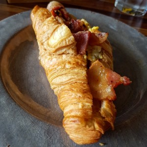 Croissant con Huevo y Bacon