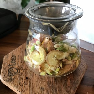 infusion de jengibre con hierba de limon