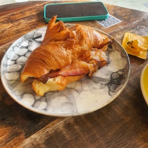 Croissant Relleno con Huevo y Bacon