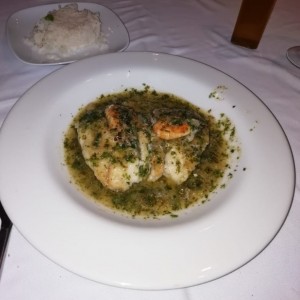 Corvina en Salsa Verde con Langostinos