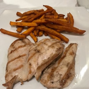 pollo asado con papitas de camote frito