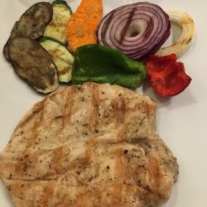 filete de pollo con vegetales al grill