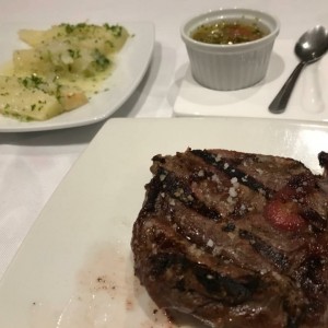 bife de chorizo y yuca al mojo