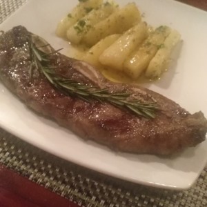 tira de asado con hueso y Yuca al moho