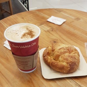 capiccino y croissant de queso