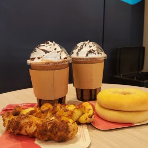 frapuccino de chocolate palito de queso y pan de bono