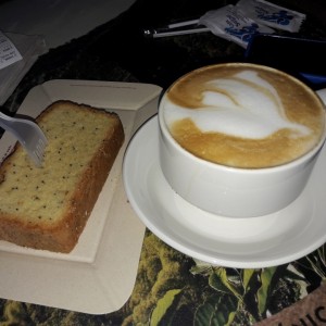 Capuchino con torta de naranja 