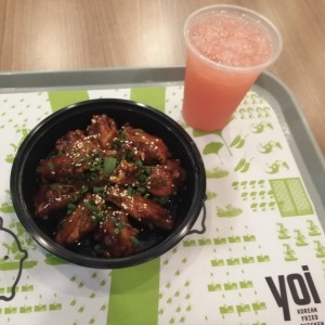 Korean BBQ Wings y jugo de fresa con jenjibre