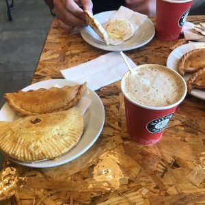 capuchino con empanada de queso artesanal 