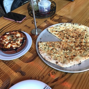 focaccia y queso fundido + arma tu pizza  