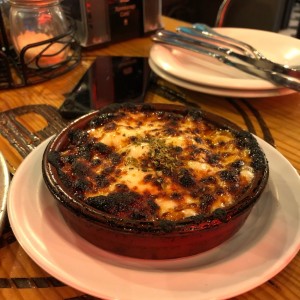 Queso fundido con chorizo