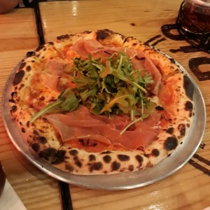 Pizza de jamon serrano, bacon y arugula