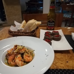 gambas al ajillo, morcilla, pan de la casa