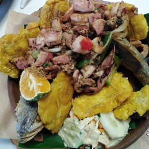 Pescado Frito con mixto de mariscos y patacones 