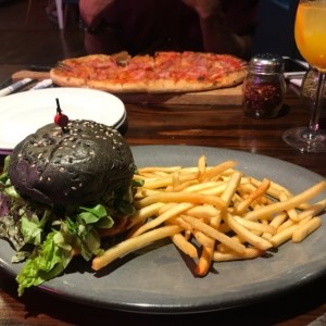 burger de salmon y pizza little italy