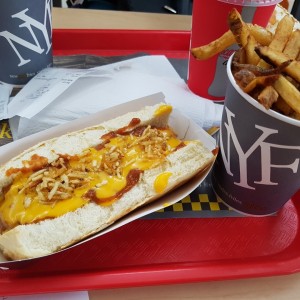 Combo hot dog con chile y queso + soda y papas