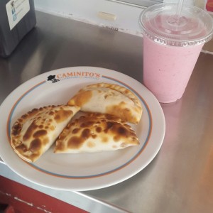 Empanadas y Batido de Fresa 