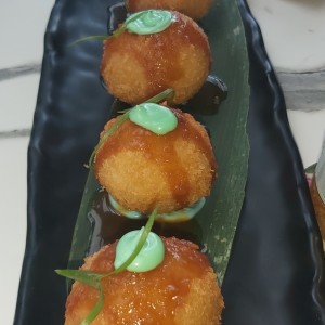 Bolitas de yuca rellenas de salmon