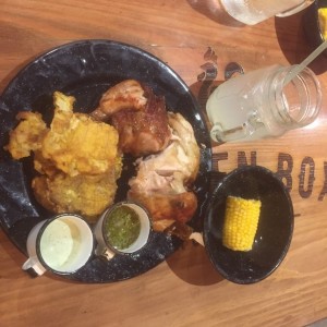 1/2 pollo con patacones, mazorca y limonada