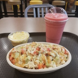 bowl con pollo, pico de gallo, ensalada rallada y jugo de fresa con yogurt