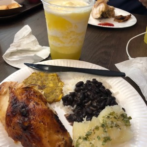 Pollo rostizado, yuca , patacon, arroz y frijoles negros