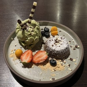 Lava cake con helado de matcha