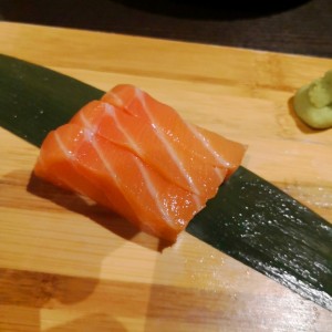 SAKE ( SALMON ) NIGIRI